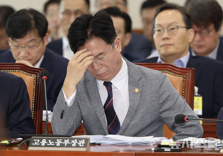 [서울=뉴시스] 김명년 기자 = 김영훈 고용노동부 장관이 20일 오전 서울 여의도 국회 환경노동위원회 전체회의에서 머리를 만지고 있다. 2025.08.20. kmn@newsis.com