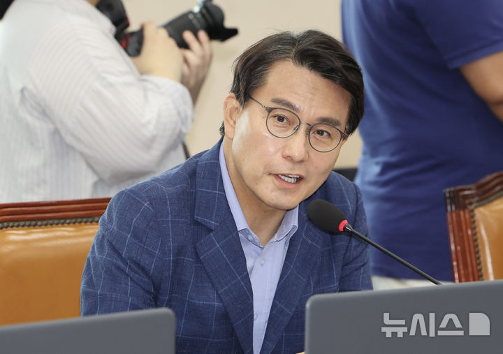 [서울=뉴시스] 김명년 기자 = 윤상현 국민의힘 의원이 20일 오전 서울 여의도 국회 환경노동위원회 전체회의에서 인사말하고 있다. 2025.08.20. kmn@newsis.com