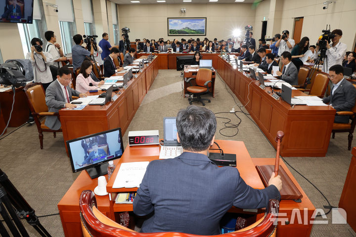 [서울=뉴시스] 김명년 기자 = 20일 오전 서울 여의도 국회 환경노동위원회 전체회의에서 안호영 위원장이 의사봉을 두드리고 있다. 2025.08.20. kmn@newsis.com