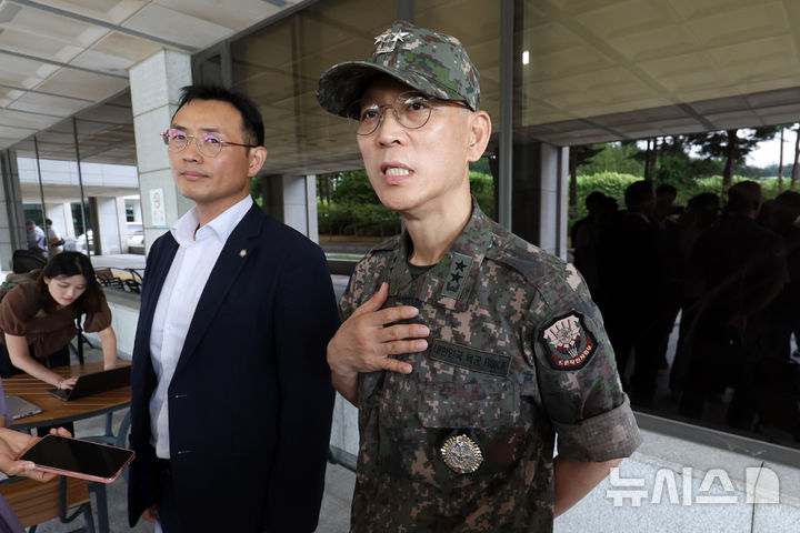 [서울=뉴시스] 조성우 기자 = 평양 무인기 침투 관여 의혹을 받는 김용대(오른쪽) 드론작전사령관이 20일 오전 서울 서초구 서울고등검찰청에 마련된 내란특검 사무실에 피의자 신분으로 출석했다가 조사를 중단하고 나와 취재진 질문에 답변하고 있다. 왼쪽은 김 사령관 측 이승우 변호사. 내란 특검은 이날 정례브리핑에서 김용대 사령관 변호인에 대해 조사 내용과 군사기밀을 유출했다는 이유로 조사 참여을 중단시켰다고 밝혔다. 2025.08.20. xconfind@newsis.com