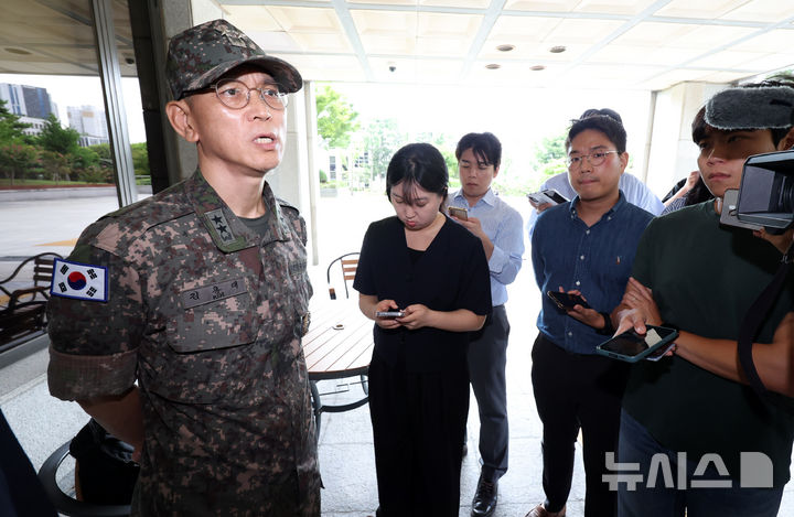 [서울=뉴시스] 조성우 기자 = 평양 무인기 침투 관여 의혹을 받는 김용대 드론작전사령관이 20일 오전 서울 서초구 서울고등검찰청에 마련된 내란특검 사무실에 피의자 신분으로 출석했다가 조사를 중단하고 나와 취재진 질문에 답변하고 있다.내란 특검은 이날 정례브리핑에서 김용대 사령관 변호인에 대해 조사 내용과 군사기밀을 유출했다는 이유로 조사 참여을 중단시켰다고 밝혔다. 2025.08.20. xconfind@newsis.com