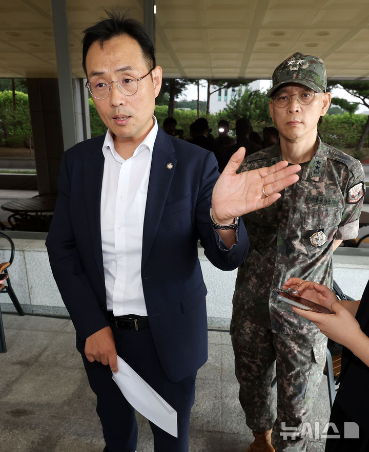 [서울=뉴시스] 조성우 기자 = 평양 무인기 침투 관여 의혹을 받는 김용대 드론작전사령관의 변호인인 이승우(왼쪽) 변호사가 20일 오전 서울 서초구 서울고등검찰청에 마련된 내란특검 사무실에 피의자 신분으로 출석했다가 조사를 중단하고 나와 취재진 질문에 답변하고 있다.내란 특검은 이날 정례브리핑에서 김용대 사령관 변호인에 대해 조사 내용과 군사기밀을 유출했다는 이유로 조사 참여을 중단시켰다고 밝혔다. 2025.08.20. xconfind@newsis.com