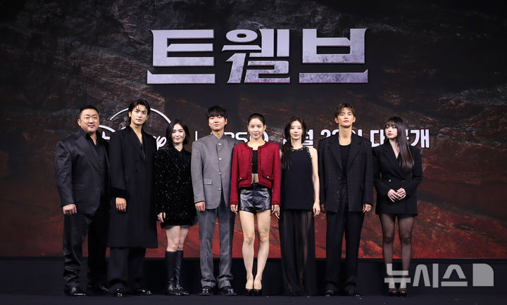 [서울=뉴시스] 김혜진 기자 = 배우 마동석(왼쪽부터), 박형식, 레지나 레이, 성유빈, 안지혜, 이주빈, 서인국, 강미나가 20일 오전 서울 중구 앰버서더 서울 풀만 호텔에서 디즈니+ '트웰브' 제작발표회에서 포즈를 취하고 있다. 2025.08.20. jini@newsis.com