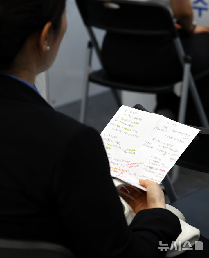 [서울=뉴시스] 박주성 기자 = 20일 서울 동대문디자인플라자(DDP)에서 열린 2025 금융권 공동채용 박람회에서 구직자가 자기 소개서를 보고 있다. 2025.08.20. park7691@newsis.com
