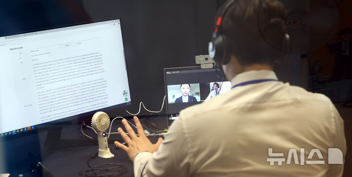 [서울=뉴시스] 박주성 기자 = 20일 서울 동대문디자인플라자(DDP)에서 열린 2025 금융권 공동채용 박람회에서 구직자들이 화상 면접을 보고입장을 보고 있다. 2025.08.20. park7691@newsis.com