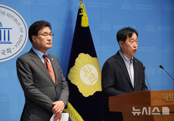 [서울=뉴시스] 김금보 기자 = 김대식(왼쪽) 국민의힘 의원과 김준혁 더불어민주당 의원이 20일 서울 여의도 국회 소통관에서 '인공지능 인재 육성 및 활용에 관한 특별법' 공동 대표 발의 기자회견을 하고 있다. 2025.08.20. kgb@newsis.com