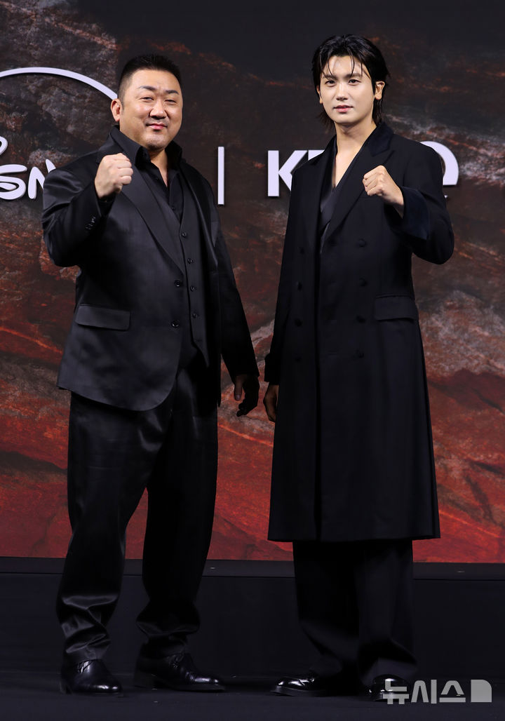 [서울=뉴시스] 김혜진 기자 = 배우 마동석(왼쪽), 박형식이 20일 오전 서울 중구 앰버서더 서울 풀만 호텔에서 디즈니+ '트웰브' 제작발표회에서 포즈를 취하고 있다. 2025.08.20. jini@newsis.com