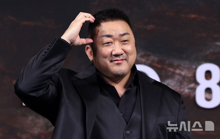 [서울=뉴시스] 김혜진 기자 = 배우 마동석이 20일 오전 서울 중구 앰버서더 서울 풀만 호텔에서 디즈니+ '트웰브' 제작발표회에서 포즈를 취하고 있다. 2025.08.20. jini@newsis.com