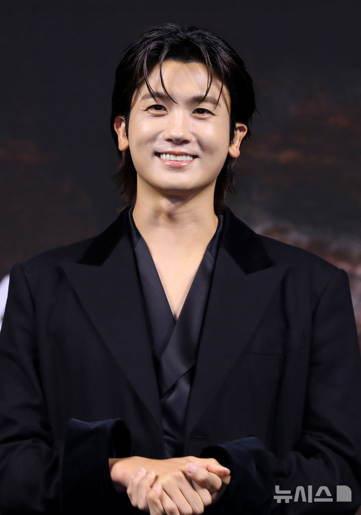 [서울=뉴시스] 김혜진 기자 = 배우 박형식이 20일 오전 서울 중구 앰버서더 서울 풀만 호텔에서 디즈니+ '트웰브' 제작발표회에서 포즈를 취하고 있다. 2025.08.20. jini@newsis.com