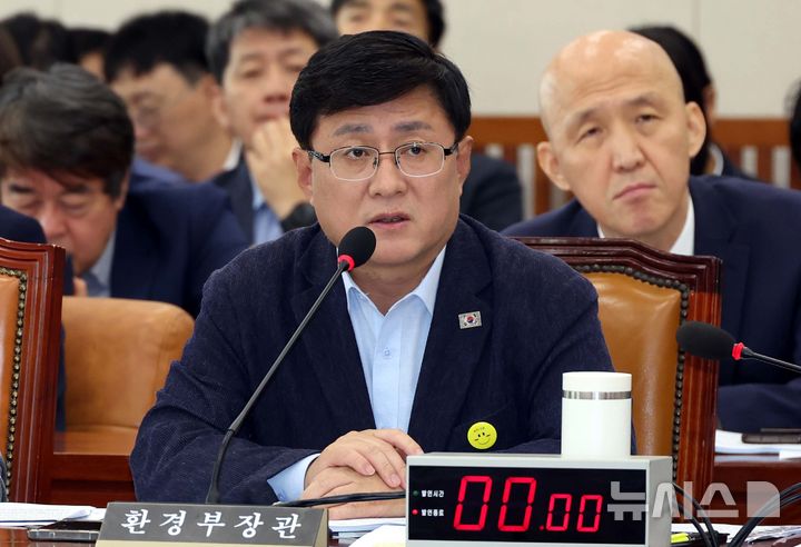 [서울=뉴시스] 조성봉 기자= 김성환 환경부 장관이 20일 오전 서울 여의도 국회에서 열린 환경노동위원회 전체회의에서 의원의 질의에 답변하고 있다. 2025.08.20. suncho21@newsis.com