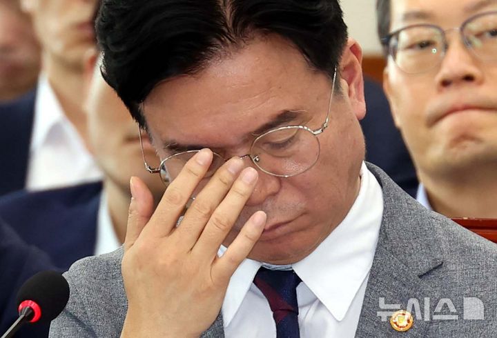 [서울=뉴시스] 조성봉 기자= 김영훈 고용노동부 장관이 20일 오전 서울 여의도 국회에서 열린 환경노동위원회 전체회의에서 안경을 고쳐쓰고 있다.2025.08.20. suncho21@newsis.com