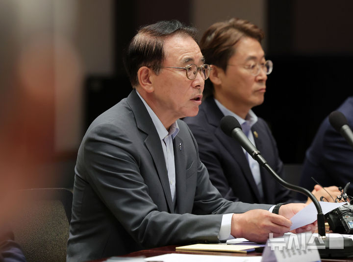 [서울=뉴시스] 홍효식 기자 = 조용병 전국은행연합회장이 20일 서울 중구 프레스센터에서 열린 신용회복 지원을 위한 금융권 공동 협약식에서 발언하고 있다. 2025.08.20. yesphoto@newsis.com