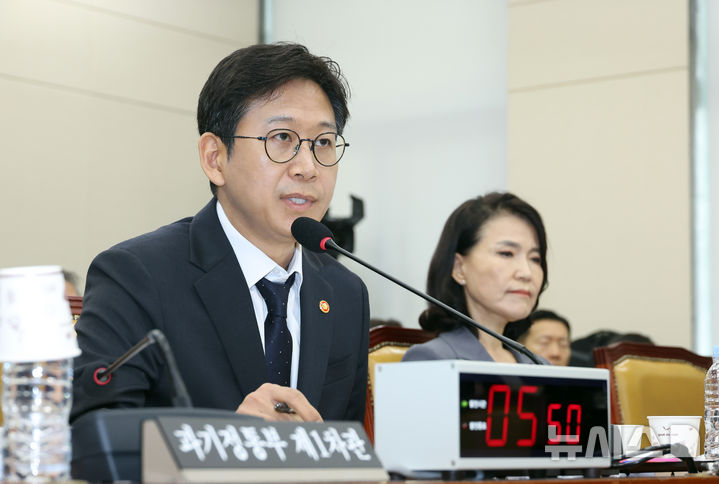 [서울=뉴시스] 고승민 기자 = 배경훈 과학기술정보통신부 장관이 20일 서울 여의도 국회에서 열린 과학기술정보방송통신위원회 전체회의에서 이준석 개혁신당 대표 질의에 답하고 있다. 2025.08.20. kkssmm99@newsis.com