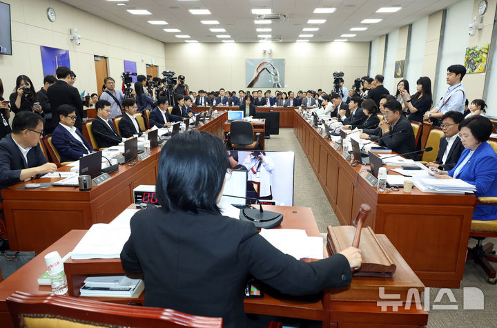 [서울=뉴시스] 고승민 기자 = 최민희 국회 과방위원장이 20일 서울 여의도 국회에서 열린 과학기술정보방송통신위원회 전체회의에서 안건을 상정하고 있다. 2025.08.20. kkssmm99@newsis.com