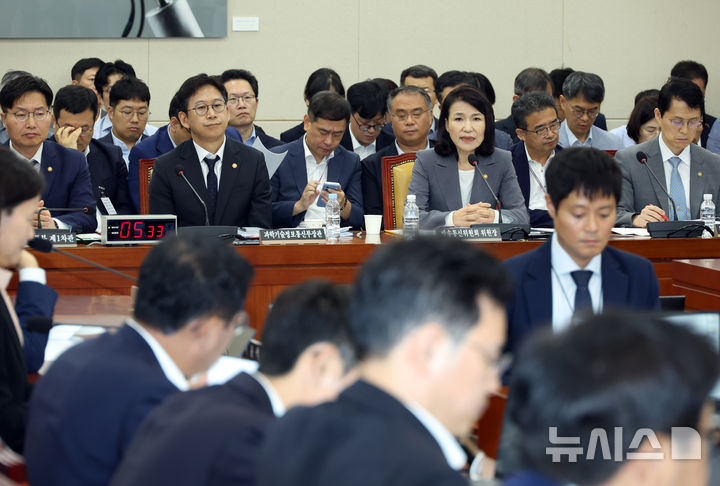 [서울=뉴시스] 고승민 기자 = 이진숙 방송통신위원장이 20일 서울 여의도 국회에서 열린 과학기술정보방송통신위원회 전체회의에서 의원 조인철 더불어민주당 의원의 사퇴 의사 질의에 답하고 있다. 2025.08.20. kkssmm99@newsis.com