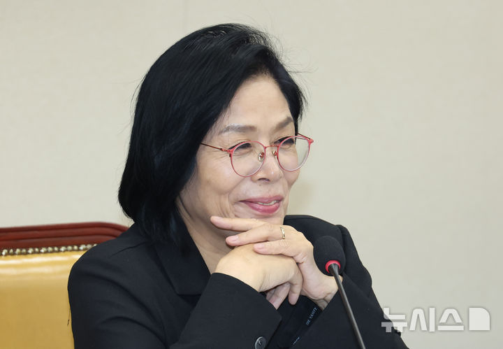 [서울=뉴시스] 고승민 기자 = 최민희 국회 과방위원장이 20일 서울 여의도 국회에서 열린 과학기술정보방송통신위원회 전체회의에서 박정훈 국민의힘 의원과 이진숙 방송통신위원장의 질의응답 시간 동안 미소짓고 있다. 2025.08.20. kkssmm99@newsis.com