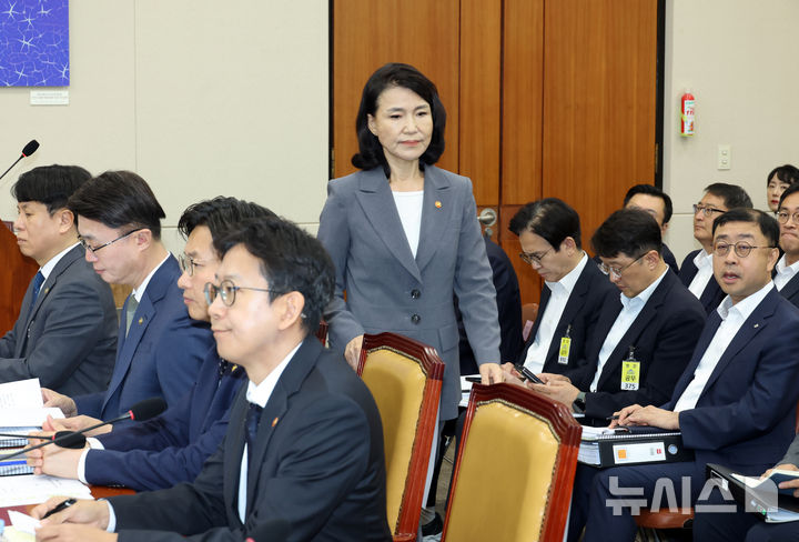 [서울=뉴시스] 고승민 기자 = 이진숙 방송통신위원장이 20일 서울 여의도 국회에서 열린 과학기술정보방송통신위원회 전체회의에서 2024년 결산보고 후 자리로 돌아가고 있다. 2025.08.20. kkssmm99@newsis.com