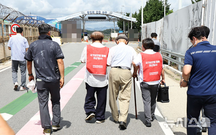 [파주=뉴시스] 최진석 기자 = 전쟁포로인 비전향장기수 안학섭 씨가 20일 경기 파주 통일대교남단에서 검문소를 향해 이동하고 있다. 2025.08.20. myjs@newsis.com