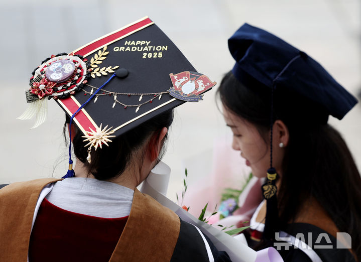 [서울=뉴시스] 김진아 기자 = 20일 서울 동대문구 경희대학교에서 열린 2024학년도 후기 학위수여식을 마친 한 졸업생의 학사모가 꾸며져 있다. 2025.08.20. bluesoda@newsis.com