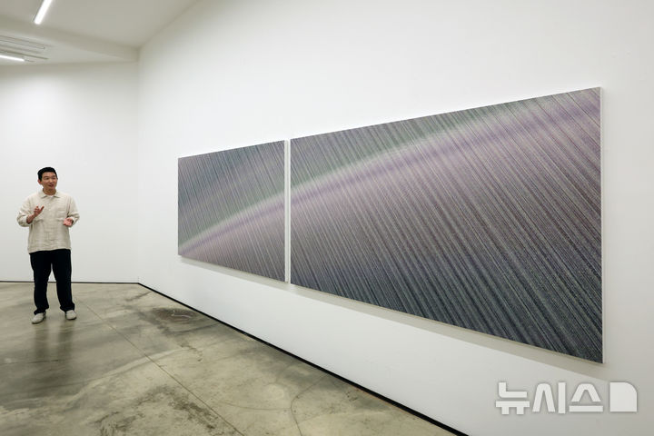 [서울=뉴시스] 박진희 기자 = 학고재 갤러리는 20일 서울 종로구 학고재 전관에서 그룹전 '흙으로부터(from the earth)' 기자간담회에 참석한 지근욱 작가가 작품을 설명하고 있다. '한국적인 것이란 무엇인가?' 라는 질문에 시작된 이번 전시는 김환기, 송현숙, 박영하, 이진용, 박광수, 로와정, 지근욱 작가가 참여한다. 2025.08.20. pak7130@newsis.com