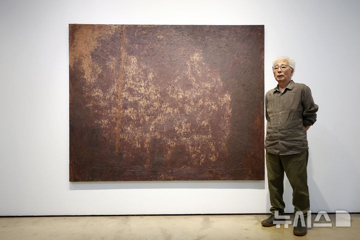 [서울=뉴시스] 박진희 기자 = 학고재 갤러리는 20일 서울 종로구 학고재 전관에서 그룹전 '흙으로부터(from the earth)' 기자간담회를 갖고 주요 작품을 선보이고 있다. '한국적인 것이란 무엇인가?' 라는 질문에 시작된 이번 전시는 김환기, 송현숙, 박영하, 이진용, 박광수, 로와정, 지근욱 작가가 참여한다. 2025.08.20. pak7130@newsis.com