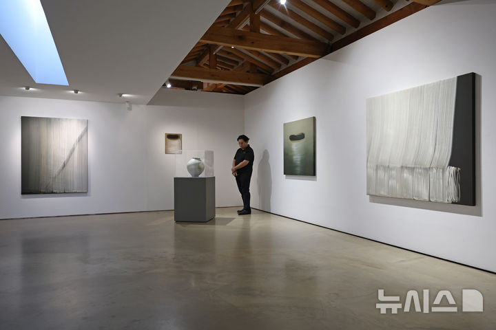 [서울=뉴시스] 박진희 기자 = 학고재 갤러리는 20일 서울 종로구 학고재 전관에서 그룹전 '흙으로부터(from the earth)' 기자간담회를 갖고 송현숙 작가의 작품을 선보이고 있다. '한국적인 것이란 무엇인가?' 라는 질문에 시작된 이번 전시는 김환기, 송현숙, 박영하, 이진용, 박광수, 로와정, 지근욱 작가가 참여한다. 2025.08.20. pak7130@newsis.com