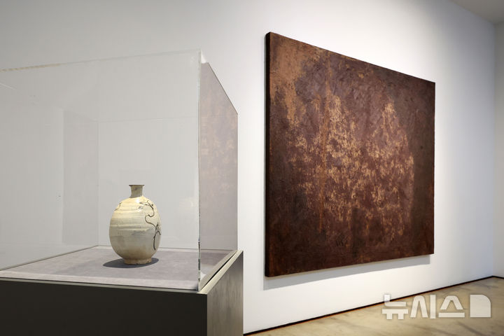 [서울=뉴시스] 박진희 기자 = 학고재 갤러리는 20일 서울 종로구 학고재 전관에서 그룹전 '흙으로부터(from the earth)' 기자간담회를 갖고 '분청사 초엽문 편병'과 박영하 작가의 작품을 선보이고 있다. '한국적인 것이란 무엇인가?' 라는 질문에 시작된 이번 전시는 김환기, 송현숙, 박영하, 이진용, 박광수, 로와정, 지근욱 작가가 참여한다. 2025.08.20. pak7130@newsis.com