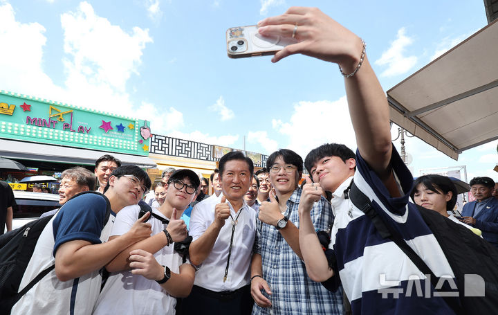 [경주=뉴시스] 이무열 기자 = 정청래 더불어민주당 대표가 20일 경북 경주시 황리단길을 찾아 청년들과 기념촬영을 하고 있다. 2025.08.20. lmy@newsis.com
