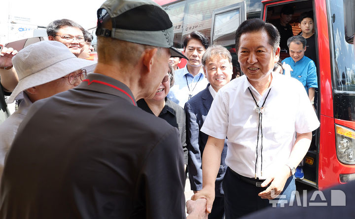 [경주=뉴시스] 이무열 기자 = 정청래 더불어민주당 대표가 20일 경북 경주시 황리단길을 찾아 시민들과 인사하고 있다. 2025.08.20. lmy@newsis.com