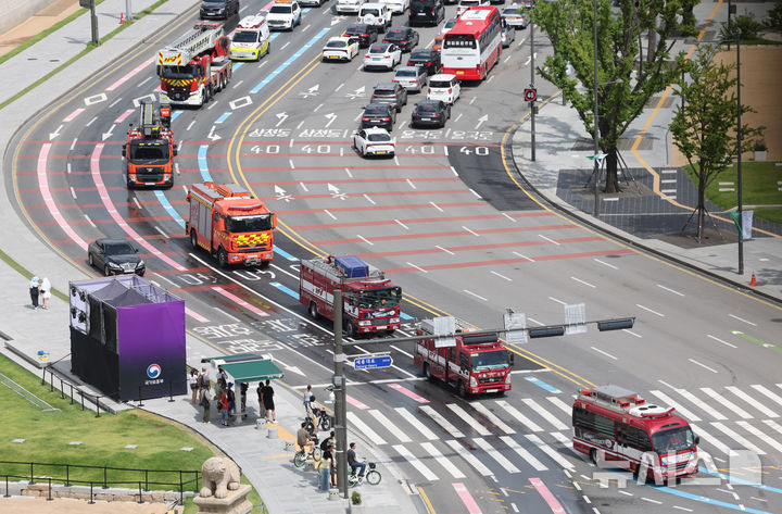 [서울=뉴시스] 추상철 기자 = 20일 오후 서울 종로구 광화문 앞에서 민방위 훈련 일환 '2025 소방차 길터주기' 훈련이 실시되고 있다. 종로소방서는 소방서를 출발해 광화문,세종대로 사거리, 종로2가를 거쳐 소방서까지 소방차 길터주기 훈련을 펼쳤다. 2025.08.20. scchoo@newsis.com