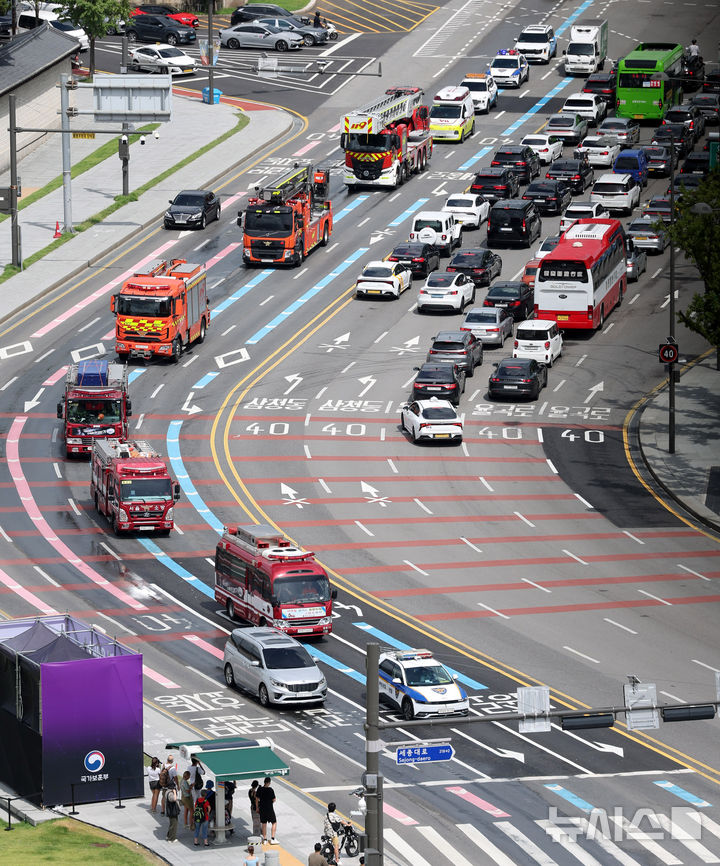 [서울=뉴시스] 추상철 기자 = 20일 오후 서울 종로구 광화문 앞에서 민방위 훈련 일환 '2025 소방차 길터주기' 훈련이 실시되고 있다. 종로소방서는 소방서를 출발해 광화문,세종대로 사거리, 종로2가를 거쳐 소방서까지 소방차 길터주기 훈련을 펼쳤다. 2025.08.20. scchoo@newsis.com