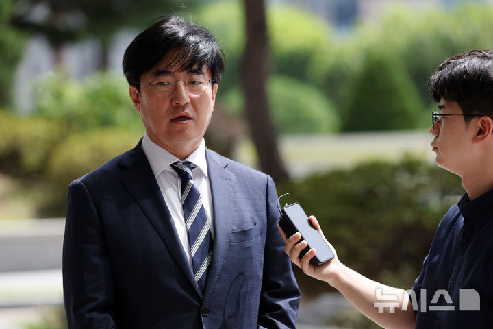 [서울=뉴시스] 조성우 기자 = 김성회 더불어민주당 의원이 20일 오후 서울 서초구 서울고등검찰청에 마련된 내란특검 사무실에 참고인 신분으로 출석하며 취재진 질문에 답변하고 있다. 2025.08.20. xconfind@newsis.com