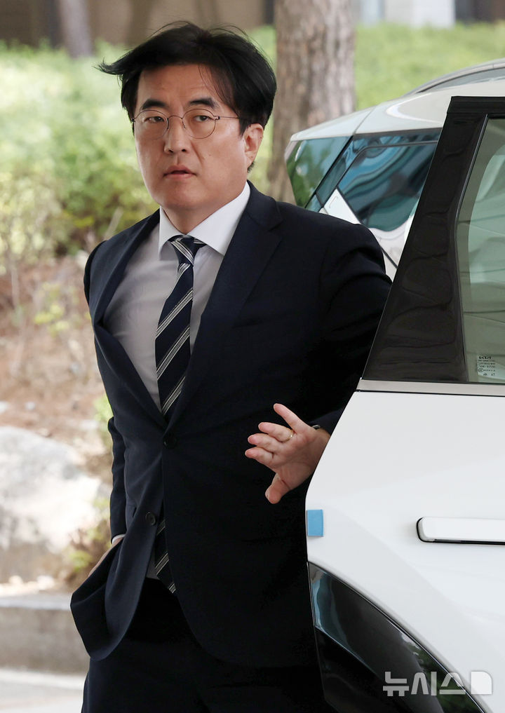 [서울=뉴시스] 조성우 기자 = 김성회 더불어민주당 의원이 20일 오후 서울 서초구 서울고등검찰청에 마련된 내란특검 사무실에 참고인 신분으로 출석하고 있다. 2025.08.20. xconfind@newsis.com