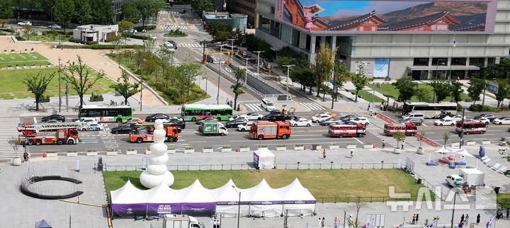 [서울=뉴시스] 추상철 기자 = 20일 오후 서울 종로구 광화문 앞에서 민방위 훈련 일환 '2025 소방차 길터주기' 훈련이 실시되고 있다. 종로소방서는 소방서를 출발해 광화문,세종대로 사거리, 종로2가를 거쳐 소방서까지 소방차 길터주기 훈련을 펼쳤다. 2025.08.20. scchoo@newsis.com