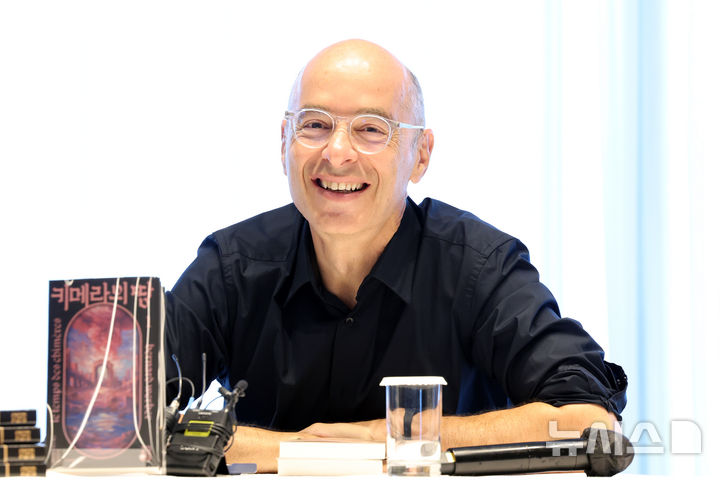 [서울=뉴시스] 박진희 기자 = 베르나르 베르베르(Bernard Werber) 작가가 20일 서울 중구 앰배서더 서울 풀만 호텔에서 신간 '키메라의 땅' 발행 기념 기자간담회를 하고 있다. 2025.08.20. pak7130@newsis.com