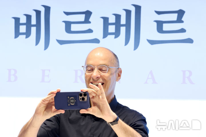 [서울=뉴시스] 박진희 기자 = 베르나르 베르베르(Bernard Werber) 작가가 20일 서울 중구 앰배서더 서울 풀만 호텔에서 신간 '키메라의 땅' 발행 기념 기자간담회를 하고 있다. 2025.08.20. pak7130@newsis.com