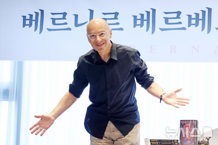 [서울=뉴시스] 박진희 기자 = 베르나르 베르베르(Bernard Werber) 작가가 20일 서울 중구 앰배서더 서울 풀만 호텔에서 신간 '키메라의 땅' 발행 기념 기자간담회를 하고 있다. 2025.08.20. pak7130@newsis.com