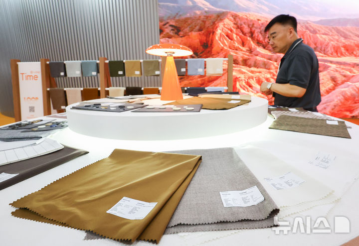 [서울=뉴시스] 황준선 기자 = 20일 서울 강남구 코엑스에서 개막한 섬유 박람회 프리뷰 인 서울 2025를 찾은 관람객이 전시된 섬유를 살펴보고 있다. 2025.08.20. hwang@newsis.com