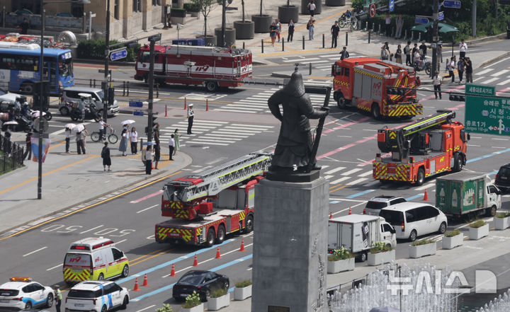 [서울=뉴시스] 김명원 기자 = 20일 서울 종로구 세종대로에서 민방위 훈련 일환으로 2025년 소방차 길터주기 훈련이 진행되고 있다. 종로소방서는 소방서를 출발해 광화문,세종대로 사거리, 종로2가를 거쳐 소방서까지 소방차 길터주기 훈련을 펼쳤다. 2025.08.20. kmx1105@newsis.com