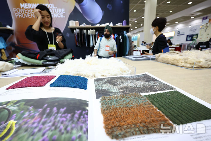 [서울=뉴시스] 황준선 기자 = 20일 서울 강남구 코엑스에서 개막한 섬유 박람회 프리뷰 인 서울 2025를 찾은 관람객이 전시된 섬유를 살펴보고 있다. 2025.08.20. hwang@newsis.com