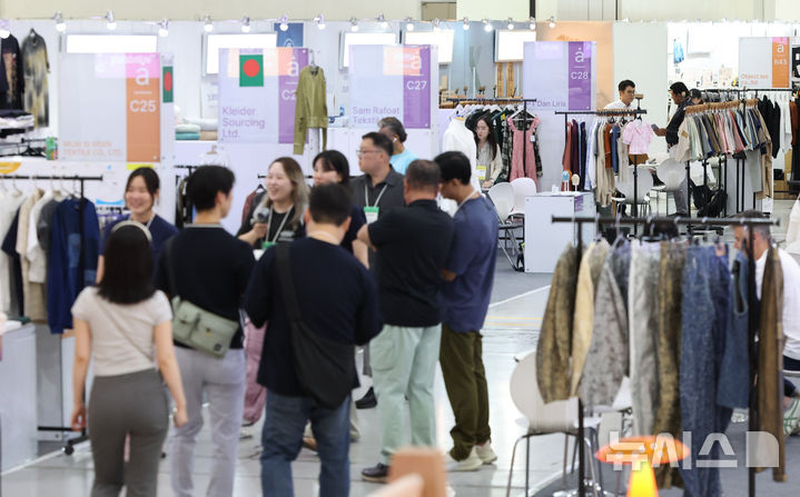 [서울=뉴시스] 황준선 기자 = 20일 서울 강남구 코엑스에서 개막한 섬유 박람회 프리뷰 인 서울 2025를 찾은 관람객이 부스를 둘러보고 있다. 2025.08.20. hwang@newsis.com