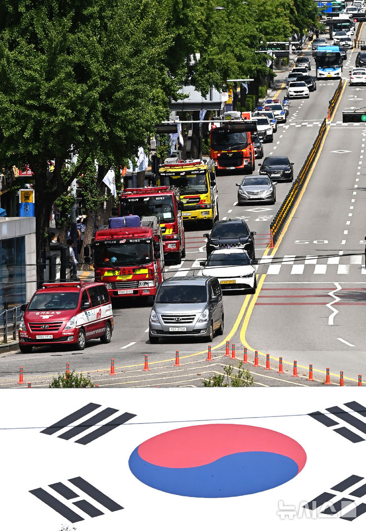 [수원=뉴시스] 김종택 기자 = 을지훈련과 민방위훈련이 실시된 20일 경기 수원시 팔달구 수원역 앞에서 재난현장 골든타임 확보를 위한 '소방차 길 터주기' 훈련이 진행되고 있다. 2025.08.20. jtk@newsis.com