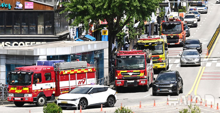 [수원=뉴시스] 김종택 기자 = 을지훈련과 민방위훈련이 실시된 20일 경기 수원시 팔달구 수원역 앞에서 재난현장 골든타임 확보를 위한 '소방차 길 터주기' 훈련이 진행되고 있다. 2025.08.20. jtk@newsis.com