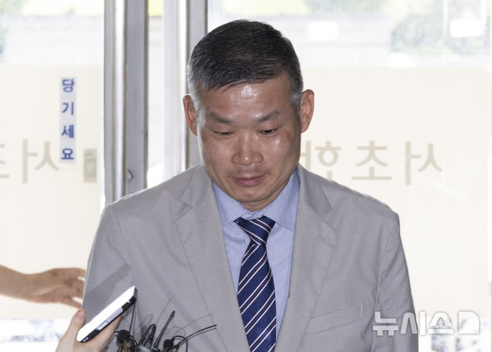 [서울=뉴시스] 김근수 기자 = 김동혁 전 국방부 검찰단장이 20일 서울 서초구 순직해병 특검팀(이명현 특별검사) 사무실에 피의자 조사를 받기 위해 출석하고 있다. 2025.08.20. ks@newsis.com