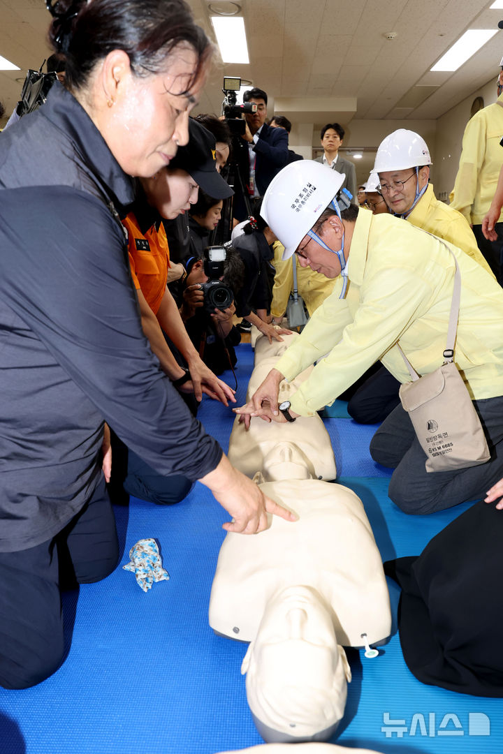 [서울=뉴시스] 추상철 기자 = 김민석 국무총리가 20일 오후 서울 종로구 정부서울청사에서 열린 공습대비 민방위 대피 훈련에서 심폐소생술 체험을 하고 있다. (공동취재) 2025.08.20. photo@newsis.com