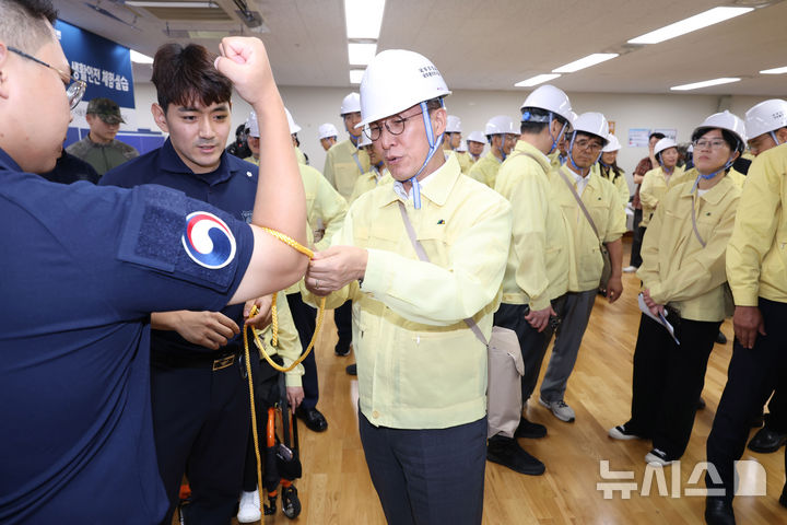 [서울=뉴시스] 추상철 기자 = 김민석 국무총리가 20일 오후 서울 종로구 정부서울청사에서 열린 공습대비 민방위 대피 훈련에서 매듭법을 시연하고 있다. (공동취재) 2025.08.20. photo@newsis.com