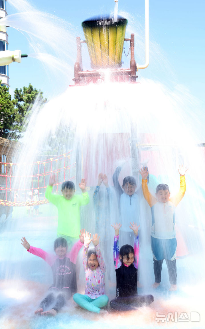  [부산=뉴시스] 하경민 기자 = 부산지역에 폭염경보가 발효 중인 20일 수영구 어린이 워터파크에서 어린이들이 시원한 물벼락을 맞으며 더위를 식히고 있다. 2025.08.20. yulnetphoto@newsis.com