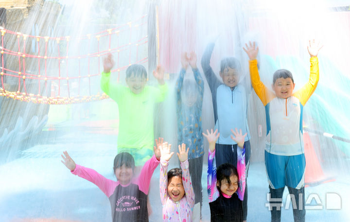  [부산=뉴시스] 하경민 기자 = 부산지역에 폭염경보가 발효 중인 20일 수영구 어린이 워터파크에서 어린이들이 시원한 물벼락을 맞으며 더위를 식히고 있다. 2025.08.20. yulnetphoto@newsis.com