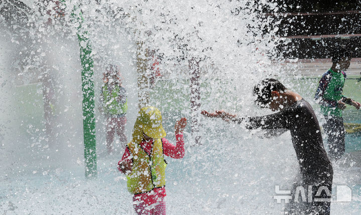  [부산=뉴시스] 하경민 기자 = 부산지역에 폭염경보가 발효 중인 20일 수영구 어린이 워터파크에서 어린이들이 시원한 물벼락을 맞으며 더위를 식히고 있다. 2025.08.20. yulnetphoto@newsis.com