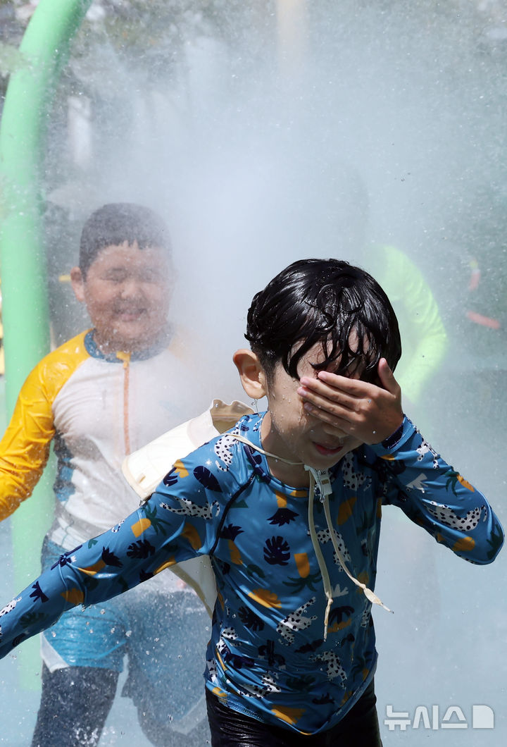  [부산=뉴시스] 하경민 기자 = 부산지역에 폭염경보가 발효 중인 20일 수영구 어린이 워터파크에서 어린이들이 물놀이를 즐기고 있다. 2025.08.20. yulnetphoto@newsis.com